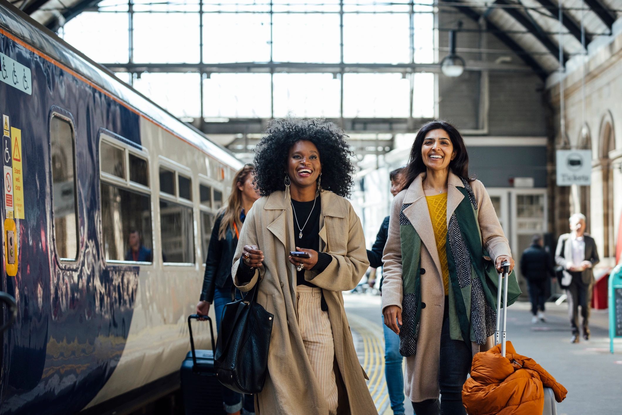 Personas usando transporte público en estación