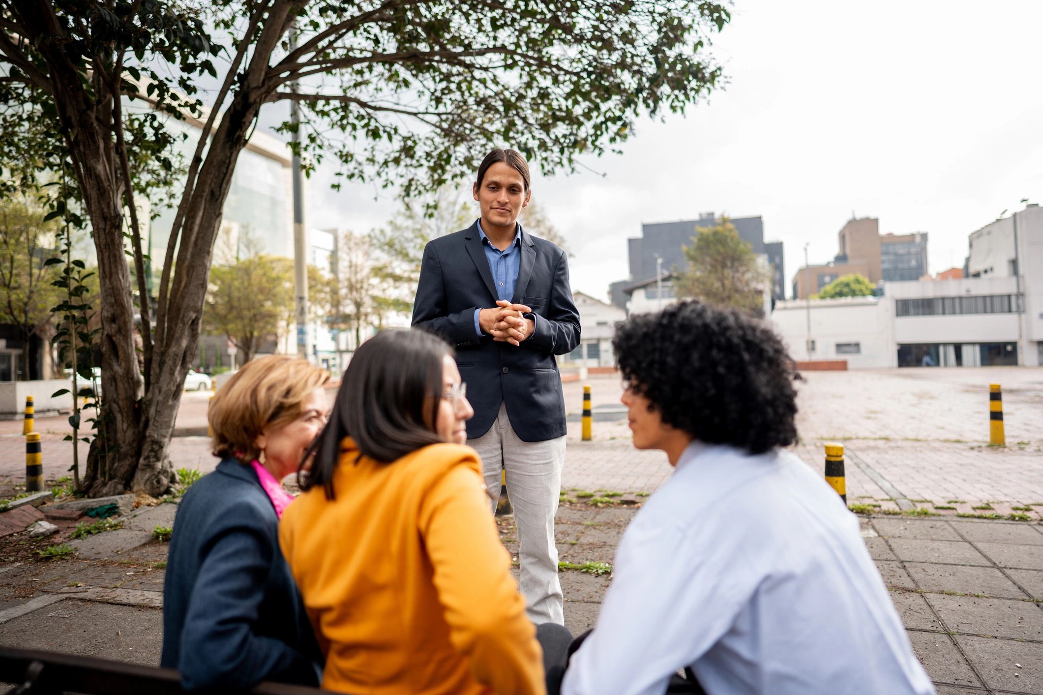 Reunión con vecinos en espacio urbano