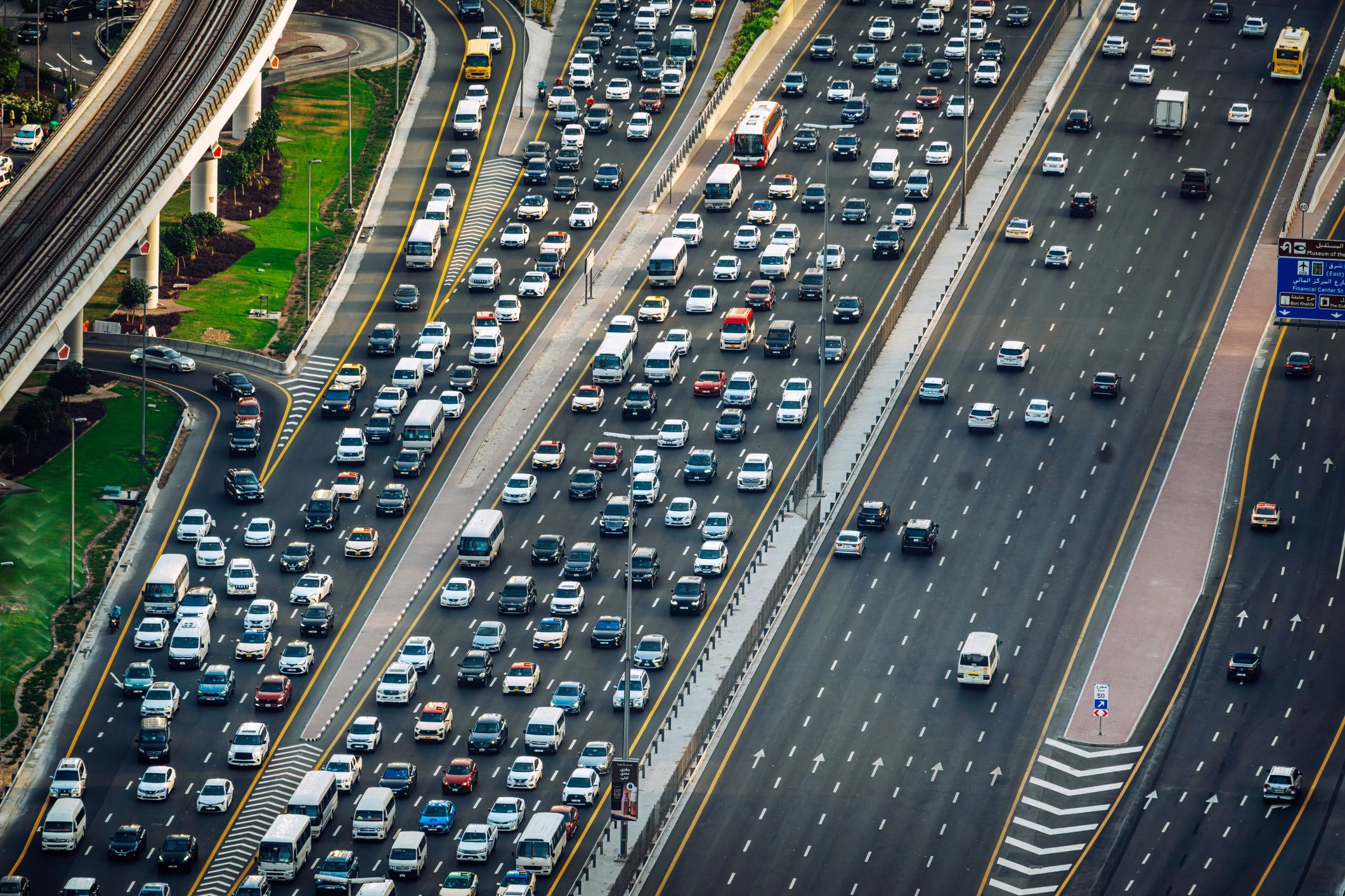 Tráfico urbano en una avenida principal