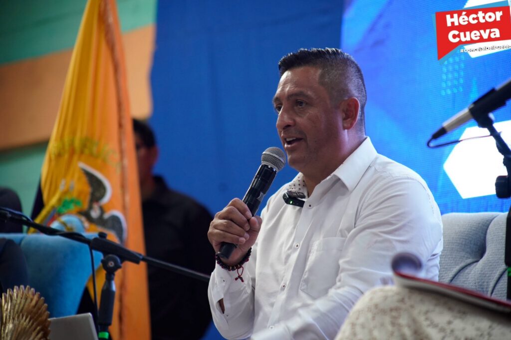 Héctor Cueva junto a la comunidad