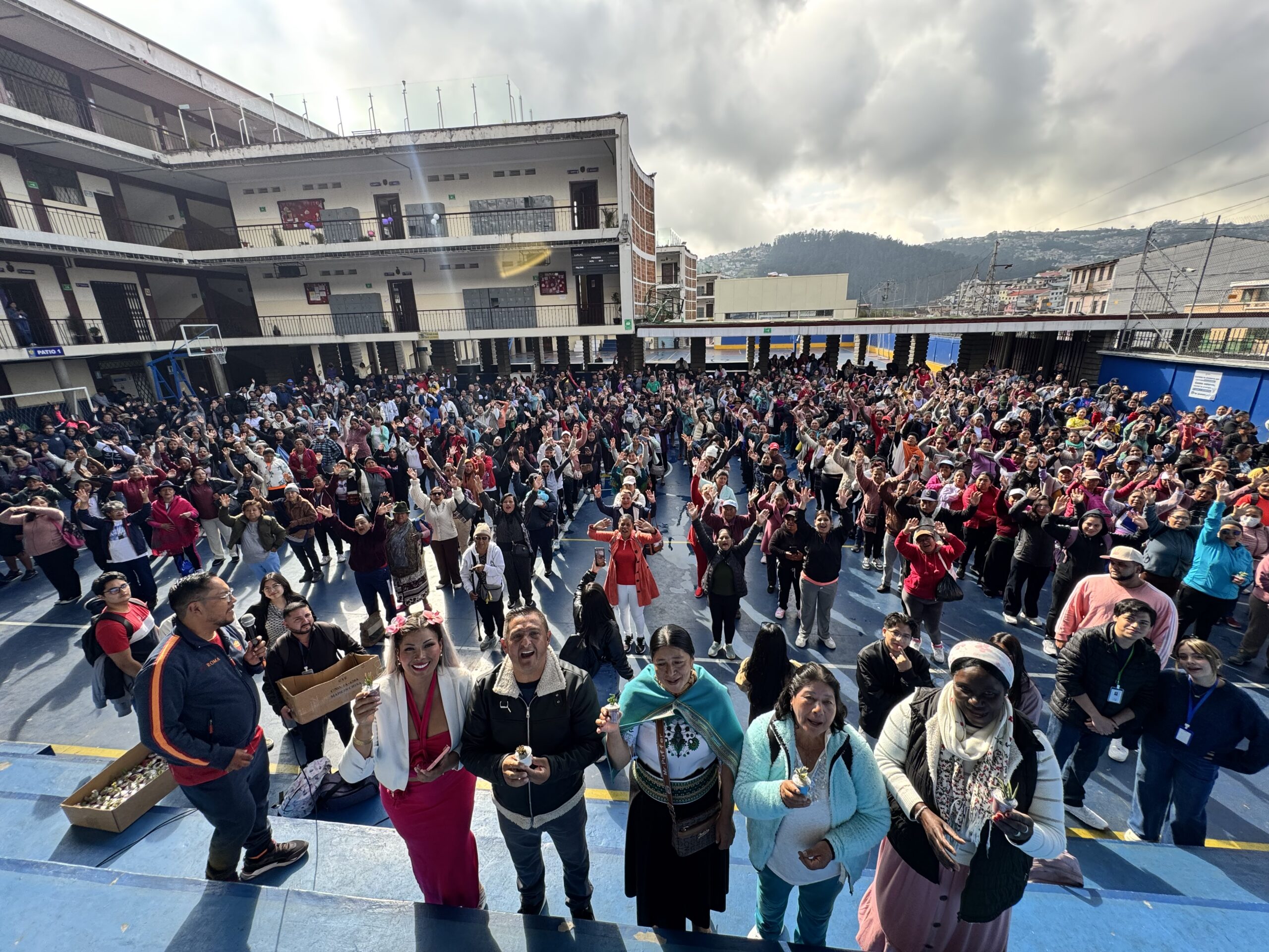 Héctor Cueva en actividad pública comunitaria